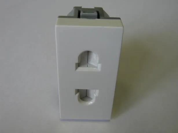 Розетка модульная 220В, с з/к и шторками 45х25,5мм, белая F3 (серия F)